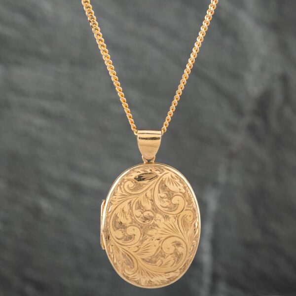 Pre-Owned 9ct Yellow Gold Oval Hand Engraved Locket Pendant & 21 Inch Curb Chain 41141562
