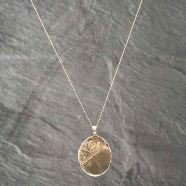 Pre-Owned 9ct Yellow Gold Oval Part-Engraved Locket Pendant & 18 Inch Curb Chain 41142592