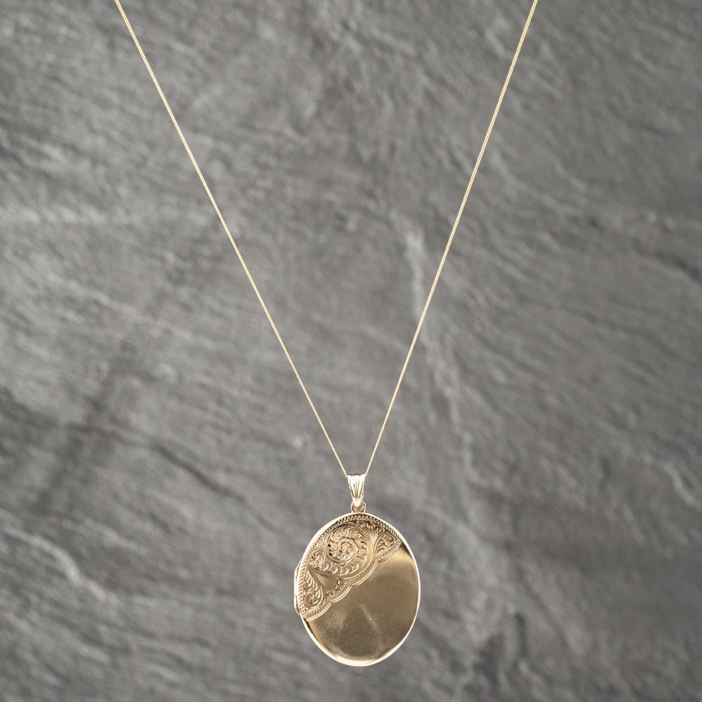 Pre-Owned 9ct Yellow Gold Oval Part-Engraved Locket Pendant & 18 Inch Curb Chain 41142592