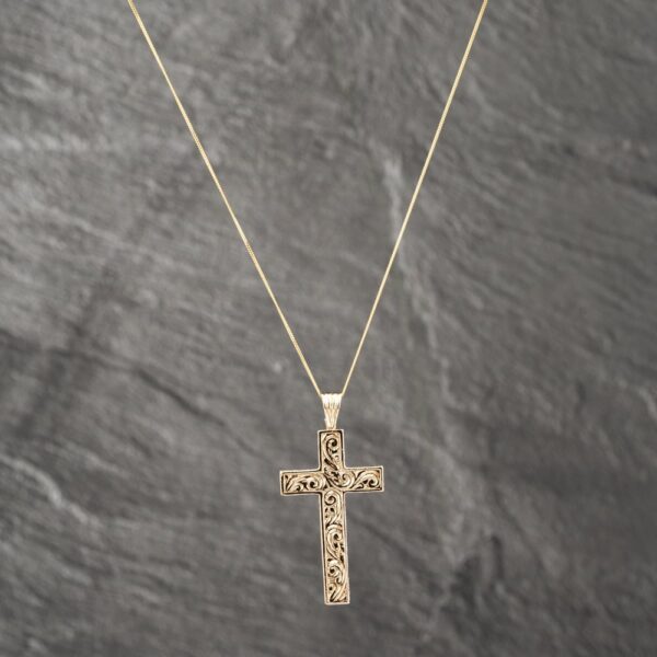 Pre-Owned 9ct Yellow Gold Scroll Engraved And Bark Textured Cross Pendant & 18 Inch Curb Chain 41142598
