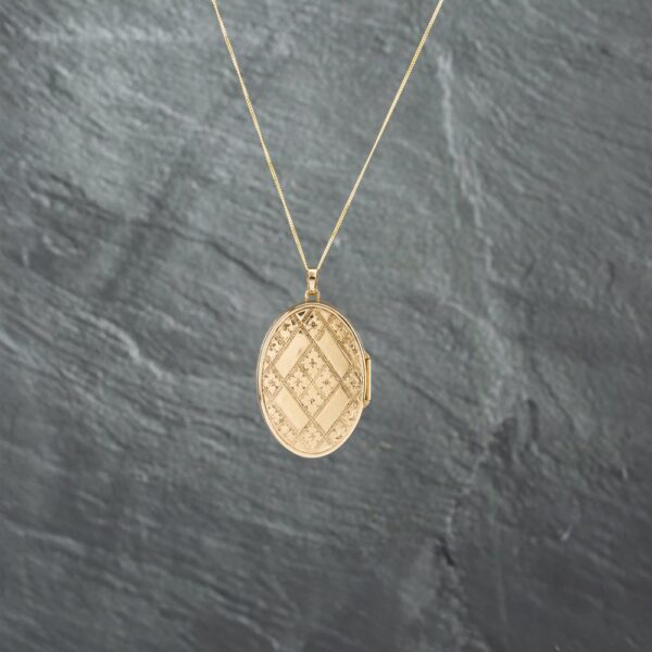 Pre-Owned 9ct Yellow Gold Oval Patterned Locket Pendant & 18 Inch Curb Chain 41142734