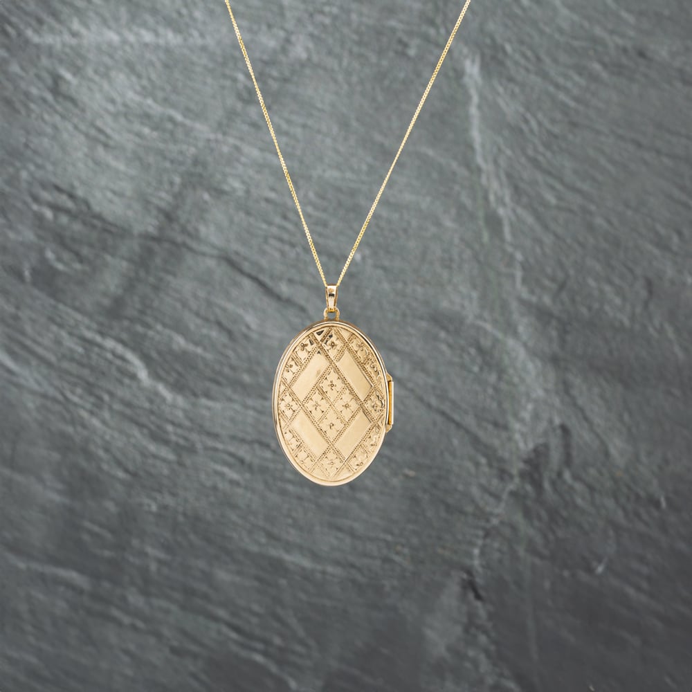 Pre-Owned 9ct Yellow Gold Oval Patterned Locket Pendant & 18 Inch Curb Chain 41142734