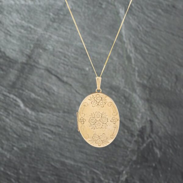 Pre-Owned 9ct Yellow Gold Oval Flower Design Locket Pendant & 18 Inch Curb Chain 41142738