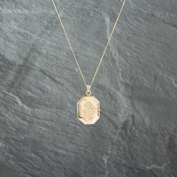Pre-Owned 9ct Yellow Gold Octagonal Hand Engraved Flower Locket Pendant & 18 Inch Curb Chain 41142757