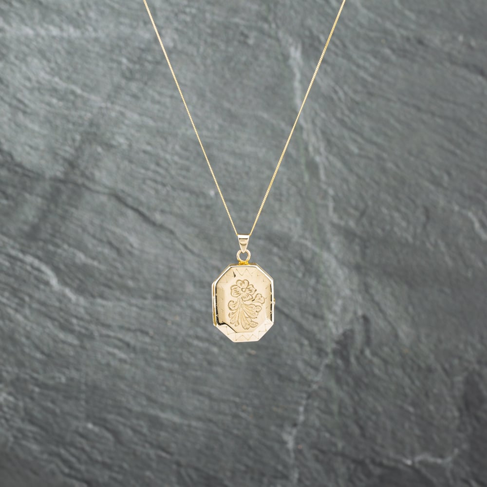 Pre-Owned 9ct Yellow Gold Octagonal Hand Engraved Flower Locket Pendant & 18 Inch Curb Chain 41142757