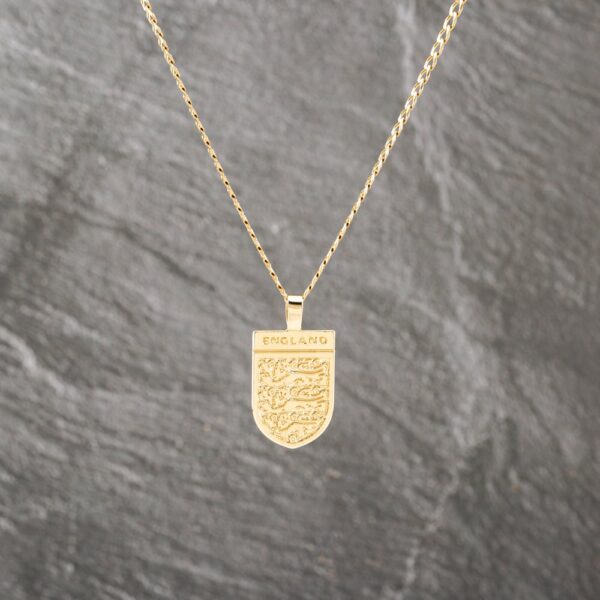 Pre-Owned 9ct Yellow Gold England Badge Pendant & 20 Inch Curb Chain 41143091