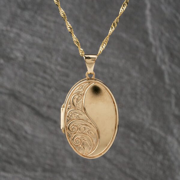 Pre-Owned 9ct Yellow Gold Patterned Oval Locket Pendant & 18 Inch Curb Chain 41143137
