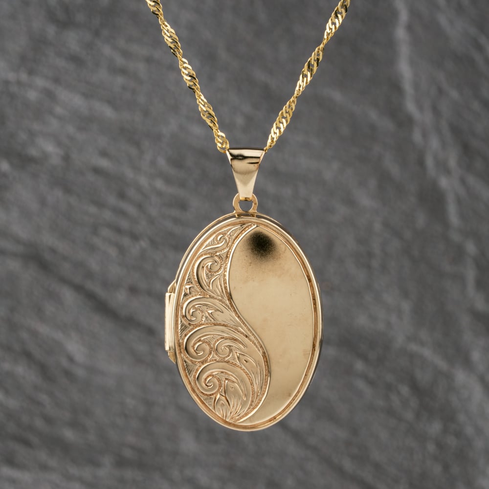 Pre-Owned 9ct Yellow Gold Patterned Oval Locket Pendant & 18 Inch Curb Chain 41143137
