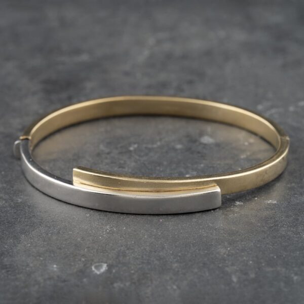 Pre-Owned 9ct Two Colour Gold Crossover Standard Hinged Bangle 41211319