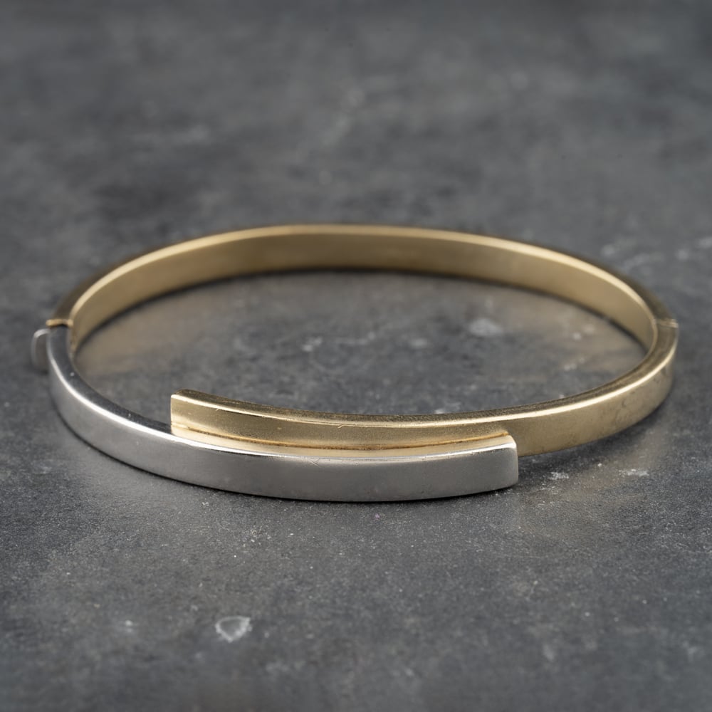 Pre-Owned 9ct Two Colour Gold Crossover Standard Hinged Bangle 41211319