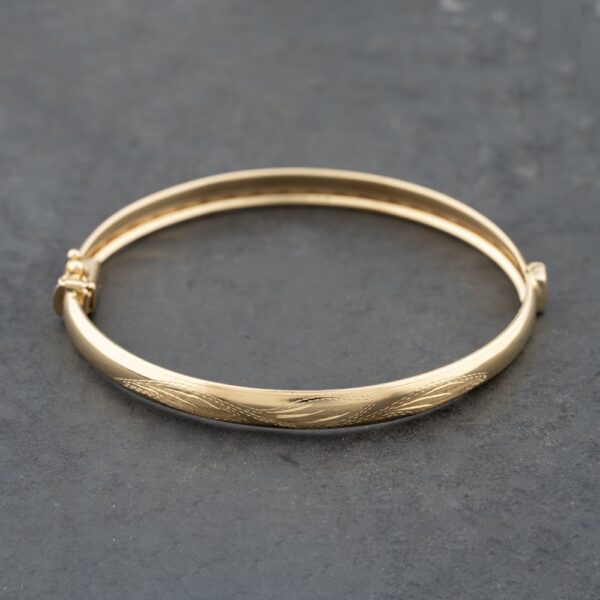 Pre-Owned 18ct Yellow Gold Patterned Hinged Bangle 41211390