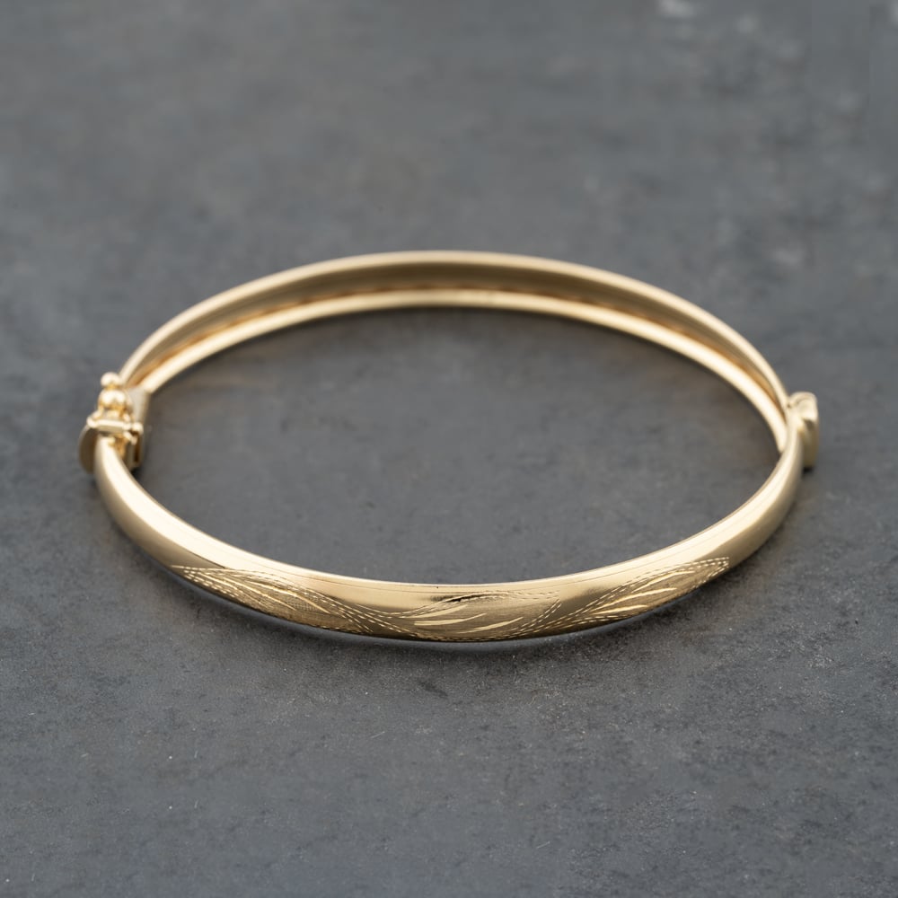 Pre-Owned 18ct Yellow Gold Patterned Hinged Bangle 41211390