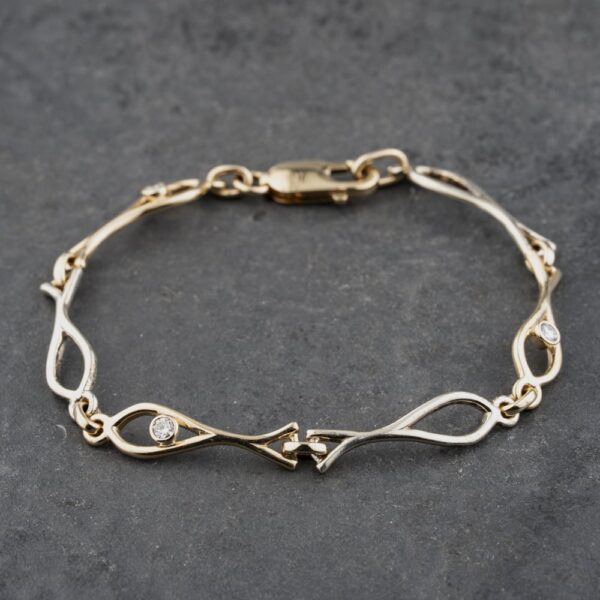 Pre-Owned 9ct Two Colour Gold 0.20ct Brilliant Cut Diamond Fish Link Design 7.5 Inch Chain Bracelet 41281602