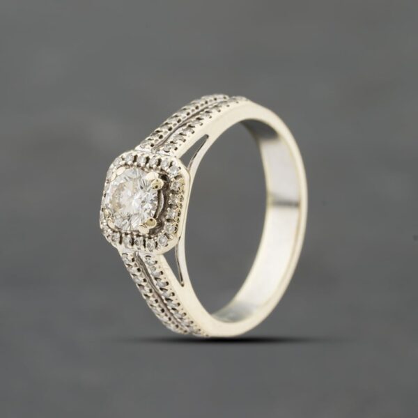 Pre-Owned 14ct White Gold 0.70ct Brilliant Cut Diamond Diamond Set Open Shoulders Cluster Ring 41482156