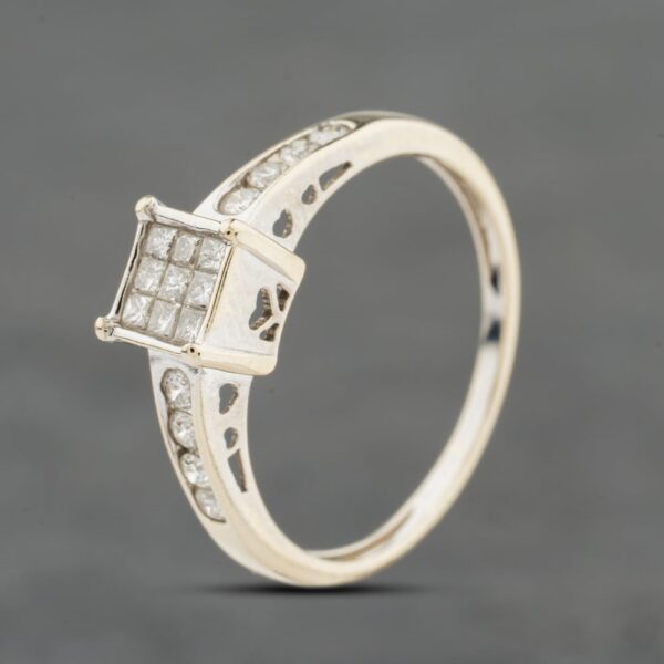 Pre-Owned 18ct White Gold 0.33ct Diamond Cluster Ring 41482572
