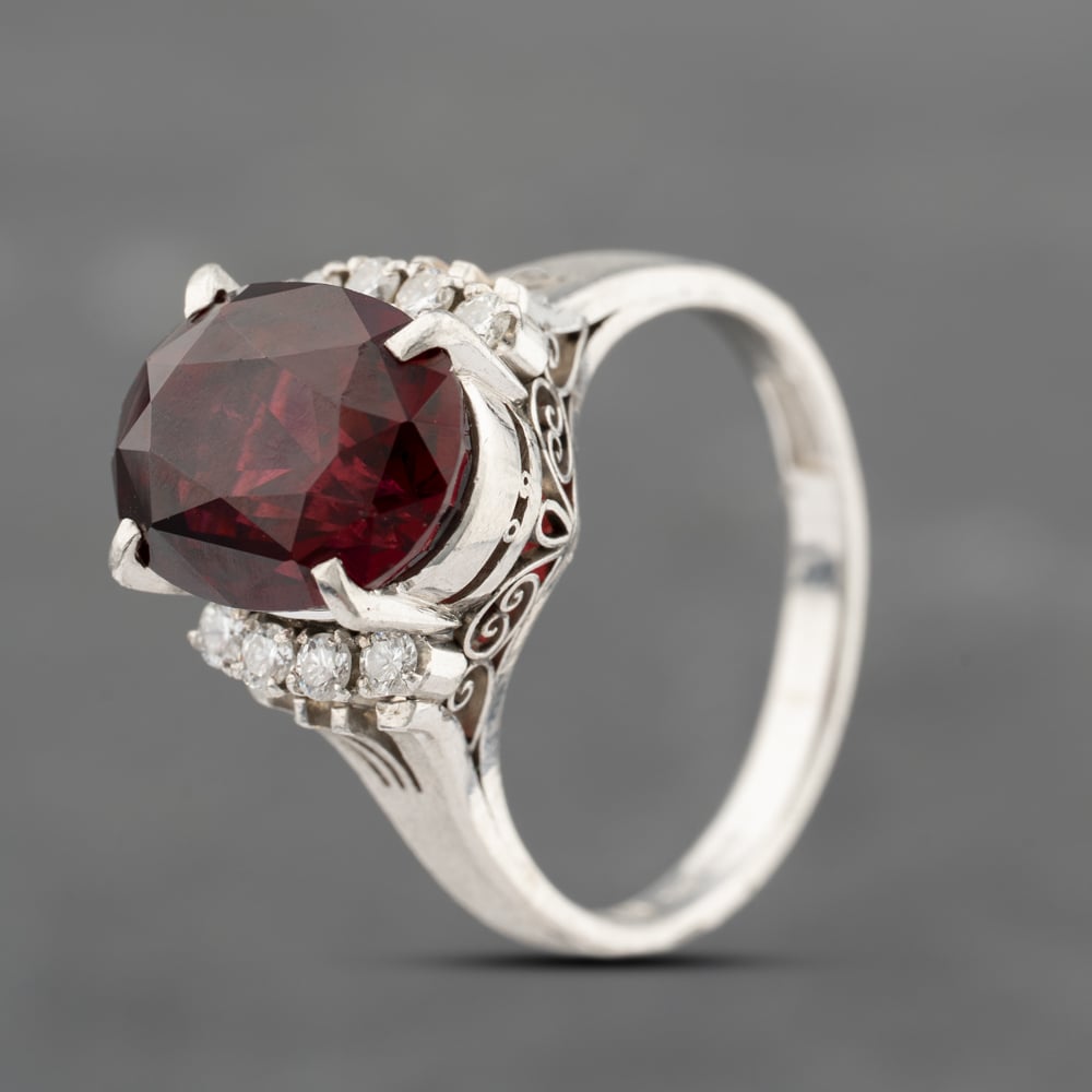 Pre-Owned Platinum 6.13ct Garnet & 0.13ct Diamond Oval Dress Ring 43471010