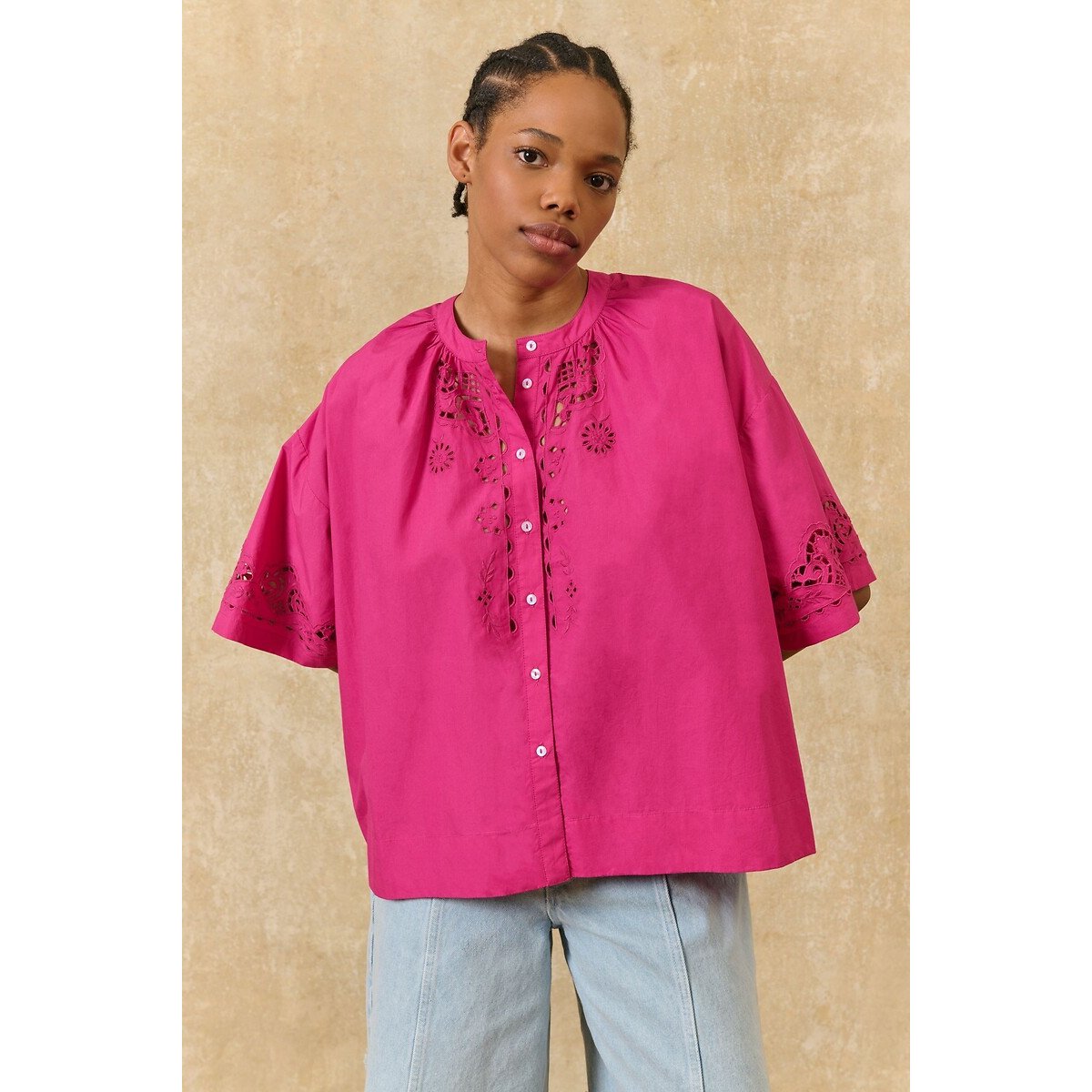 Feonys Embroidered Blouse with Short Sleeves and Crew Neck
